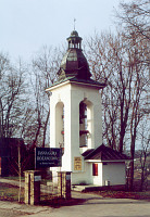 Dzwonnica przy wejściu do klasztoru - fot. Antoni Hadała